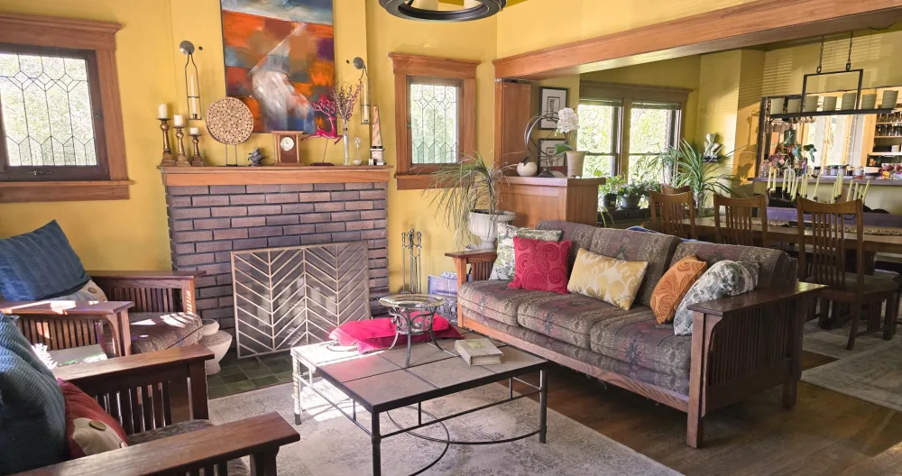 Anuncio de Michael en misterb&b - Arts & Crafts/Mission style furnishings in the main area of the house
