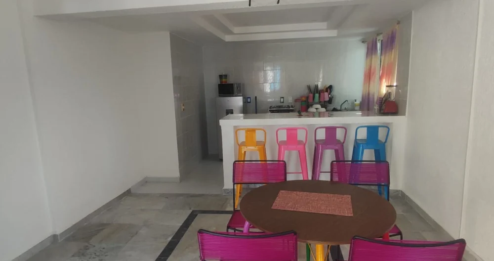 Luiss Inserat auf misterb&b - Comedor y cocineta con barra para que puedas disfrutar de tus alimentos con total comodidad.