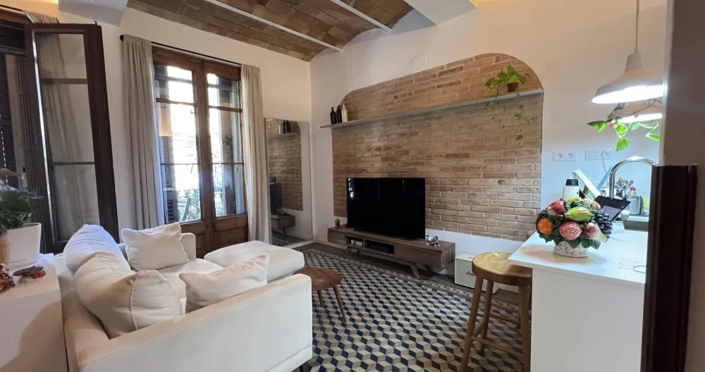 Annonce de Horacio gastón sur misterb&b - comedor salón. Amplio sofá, OLED 55'', sistema de música Marshall, espacio muy relajante y cómodo. Techos bovedilla catalana y pisos originales antiguos.