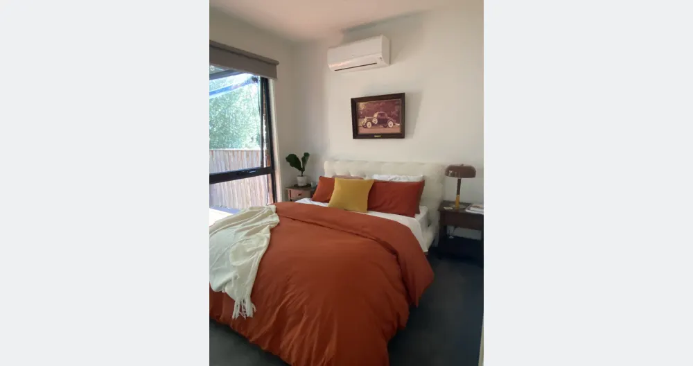 Juan eduardo's listing on misterb&b - Guest Bedroom (Queen Bed and Wardrobe)