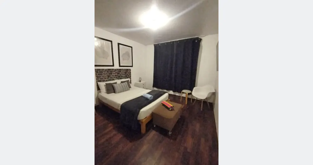 Zimmer mit eigenem Bad in geräumiger Wohnung.
 - Foto 2
