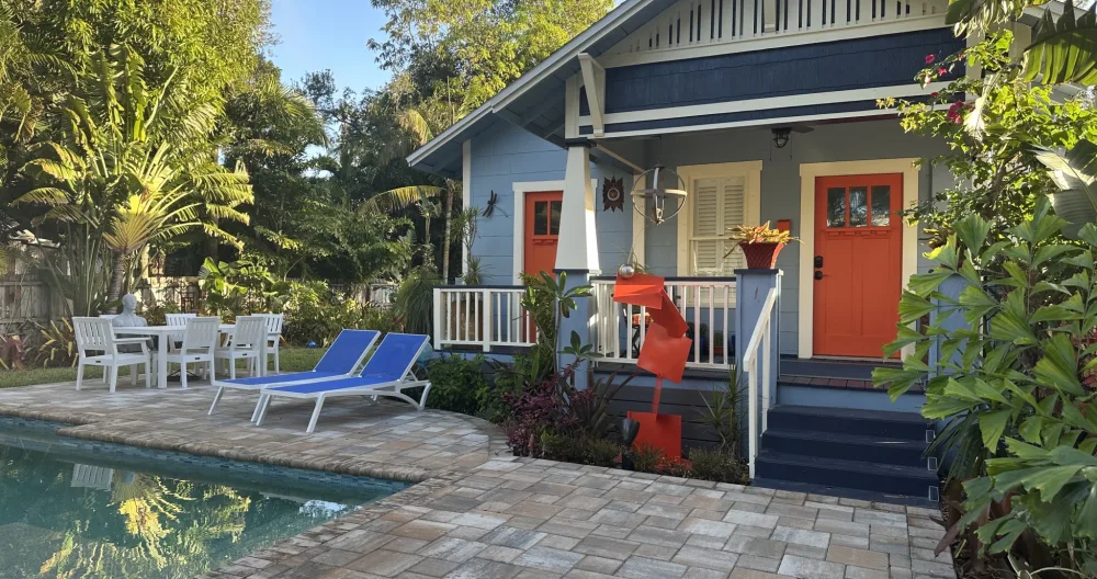 Annonce de Craig sur misterb&b - Welcome to Sunshine Cottages in downtown Fort Myers. This shot features the new in-ground swimming pool and charming front porch — perfect for enjoying your morning coffee or evening cocktail. 