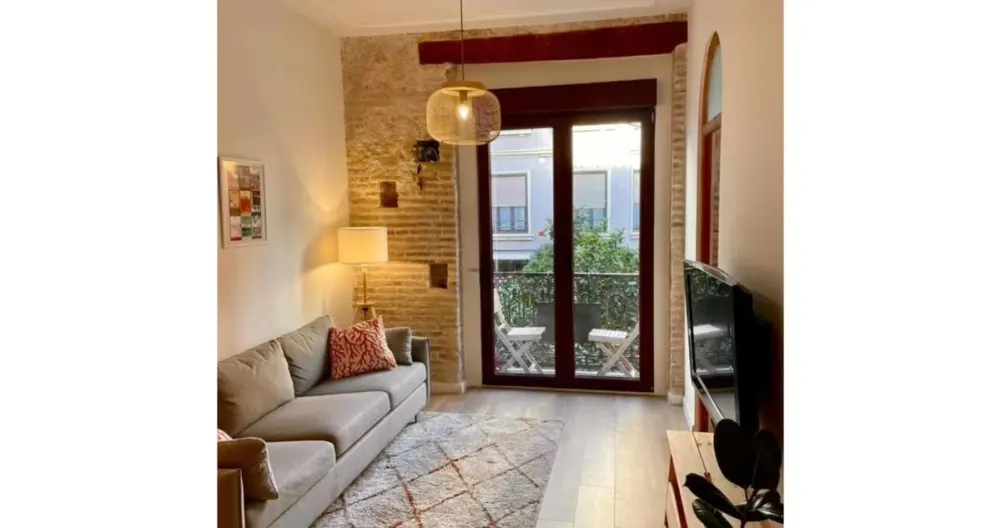 Niklas's listing on misterb&b - The living room in the Calle Ruzafa. You are literally in the center of all action in town. Ruzafa = queer neighborhood. This picture was taken during my move into the place. In the meantime it looks even cozier. 