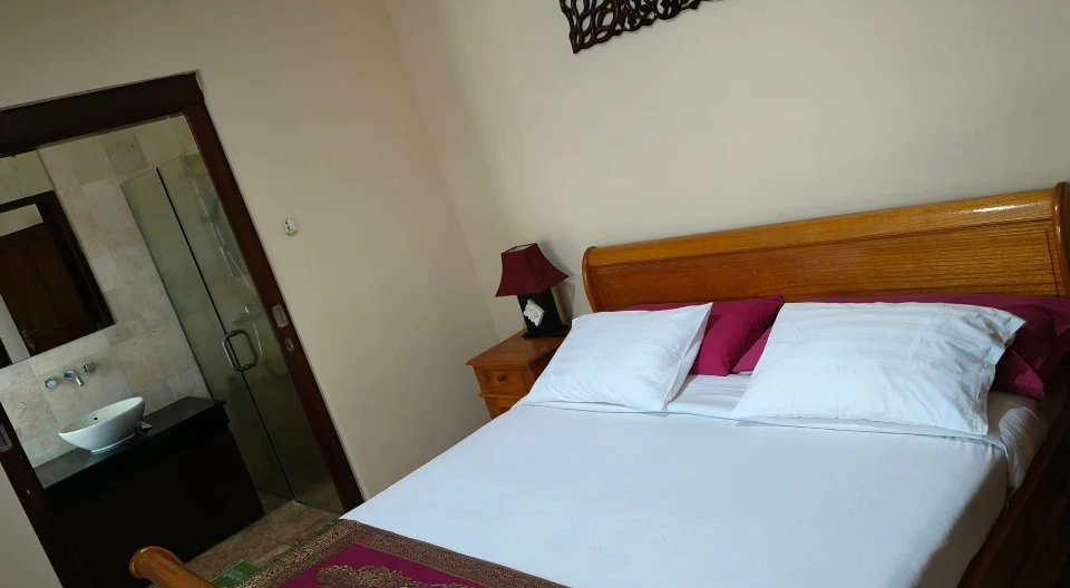 Edwin's listing on misterb&b - The superior Kuta double room by the Pool has a private bathroom, a private terrace, an air conditioner, an electric fan, a fridge, free Wi-Fi, a cable TV, a writing desk, an electric mosquito trap and a clothing wardrobe. 