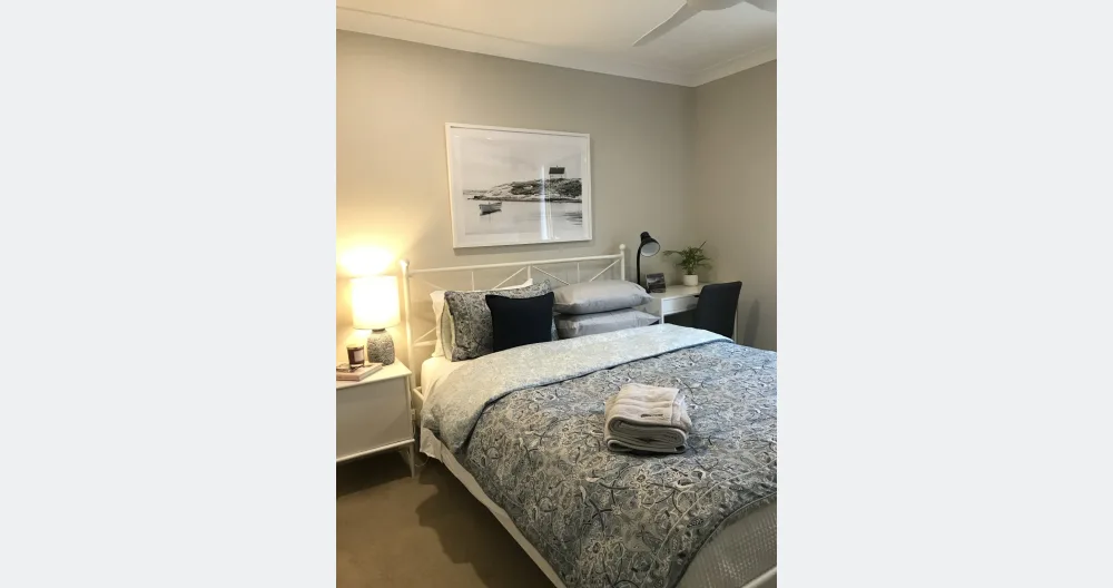 Queen size Bed Room in Beautiful Townhouse - Picture 2