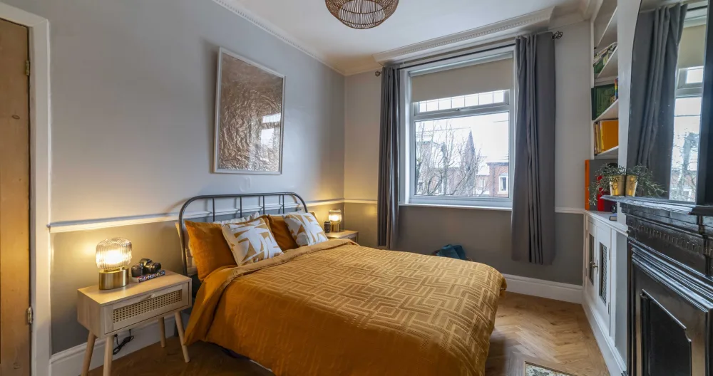 Chambre double lumineuse et accueillante dans un semi victorien moderne et sombre. - Photo 1