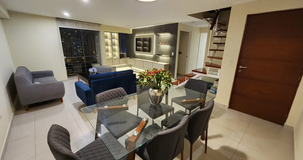Miguels Inserat auf misterb&b - Dining room sits 6 people, next to the updated living room with views of the city. Smart TV features access to Netflix, wow, disney+, max.