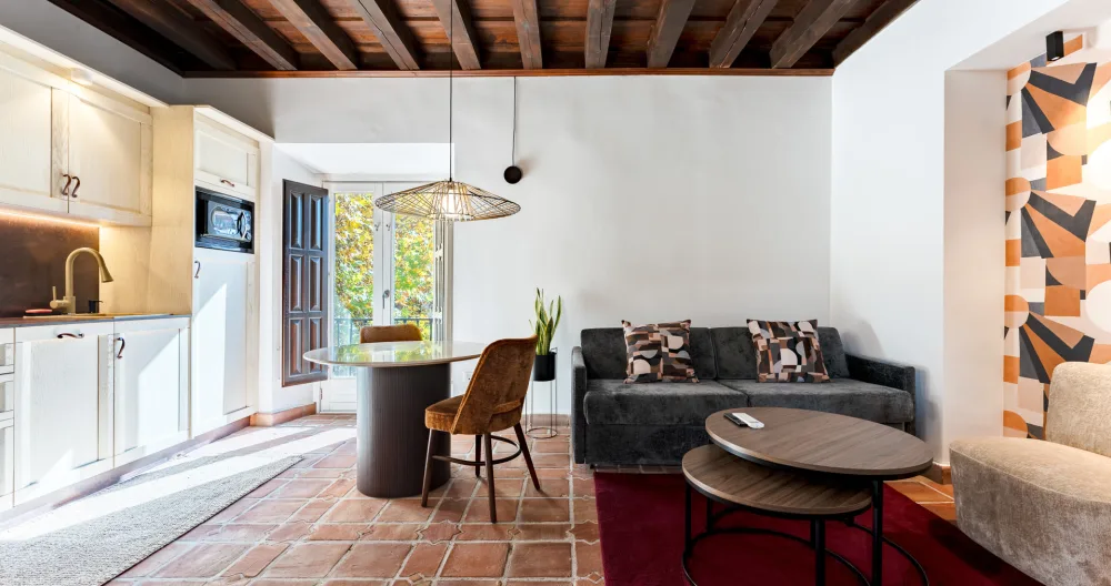 L'annuncio di El Ladrón de Agua su misterb&b - Salón amplio y luminoso con un cómodo sofá ideal para descansar y una acogedora zona de comedor perfecta para disfrutar de tus comidas. Desde su ventanal podrás disfrutar de unas privilegiadas vistas de la Carrera del Darro.