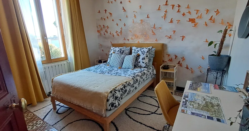Chambre spacieuse dans maison bourgeoise des années 30. - Photo 1