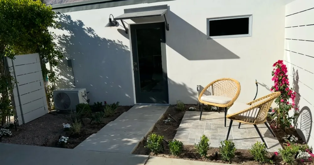 Private Guesthouse with pool close to downtown - Picture 2