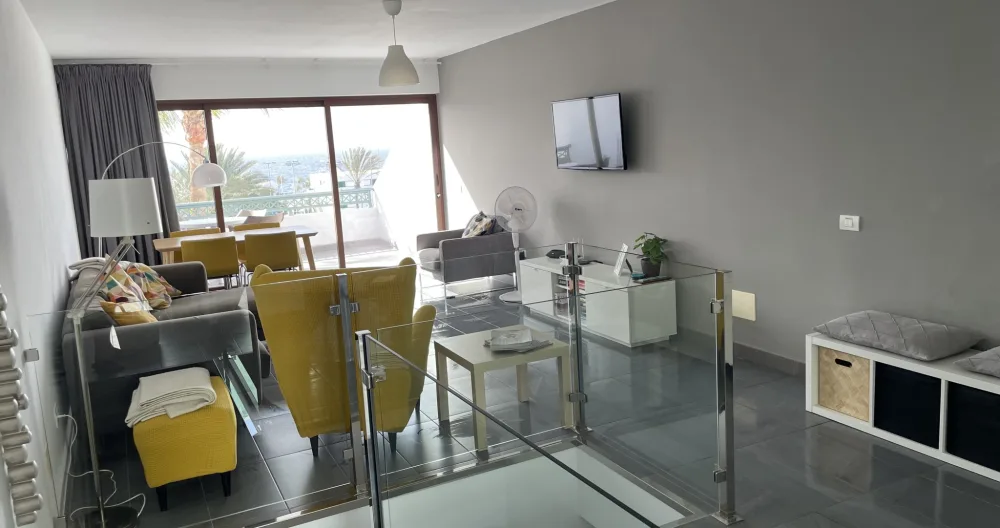 Roys Inserat auf misterb&b - Large open plan living spaces with balcony (sea view).
