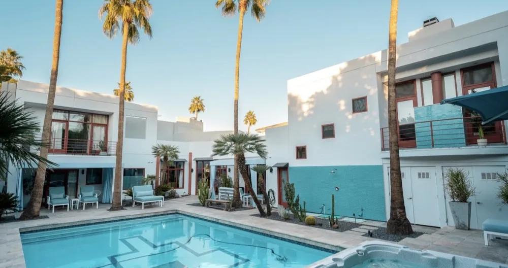 Neils Inserat auf misterb&b - Experience the 100% private yard with pool, hottub and multiple seating areas in and out of the sun.