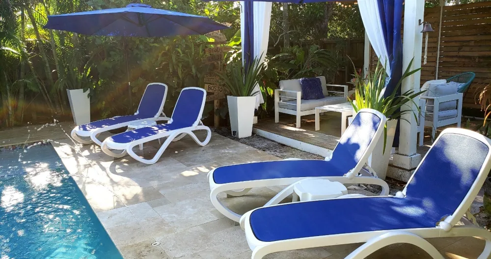 Chris and Patrick's listing on misterb&b - Lounging by the resort style pool