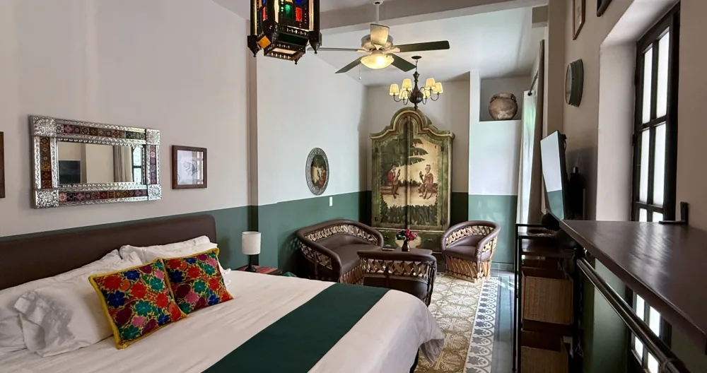 Randys Inserat auf misterb&b - The Monkey Room: King-sized bed, sitting area, direct access to back patio, private en-suite bath.