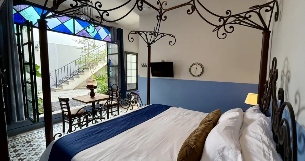 Randys Inserat auf misterb&b - The Garden Room features a king-sized bed, sitting area, private en-suite full bath, tv, ceiling fan, and large glass doors that open only the back garden patio.