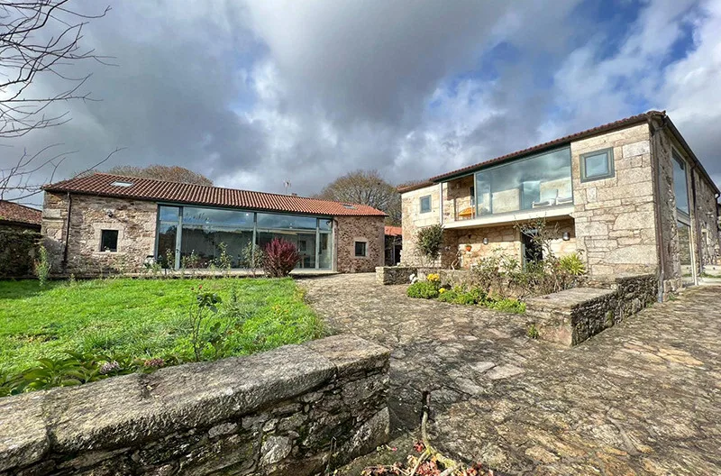 Ralfs Inserat auf misterb&b - Do Picho was renovated by renowned architect Pedro de Llano. It includes the residence, a large garden, the house in which the host lives, and two separate, smaller living units. 