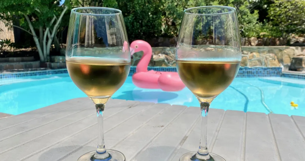 Nat and Craig's listing on misterb&b - Gorgeous saltwater heated pool (bring your own drinks!)