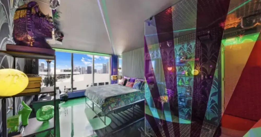 Annonce de Ryan sur misterb&b - This is your eclectic Miami Nights bedroom, complete with stand alone oversized glass box shower.  (the purple & green rays on right). because even if you're alone, it's fun to put on a show. (sink/toilet room not seen here)