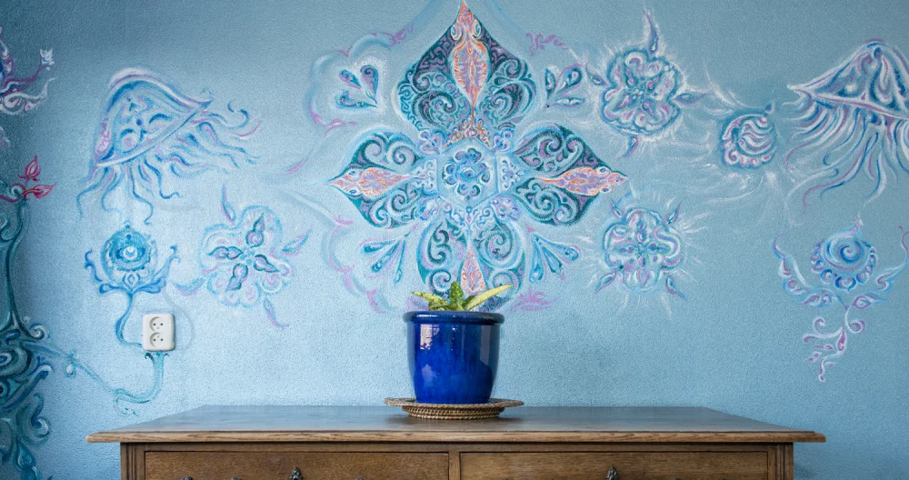 Sonias Inserat auf misterb&b - Chambre Agua et ses fresques murales immersives. Avec la lampe UV fournie, vous découvrirez un tout autre paysage la nuit...