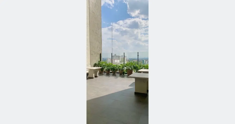 Francis alexs Inserat auf misterb&b - Outdoor office area overlooking the city with tables and WiFi equipped!