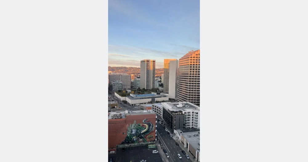Chase's listing on misterb&b - Floor to ceiling windows throughout the unit provide panoramic views of the neighborhood.