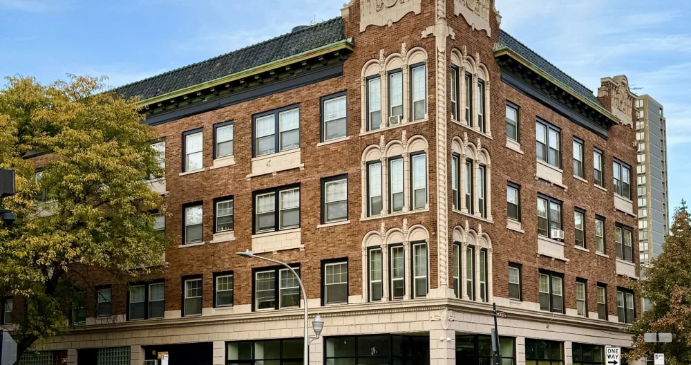 Annonce de Rob sur misterb&b - Exterior view at the NE corner of Berwyn and Winthrop