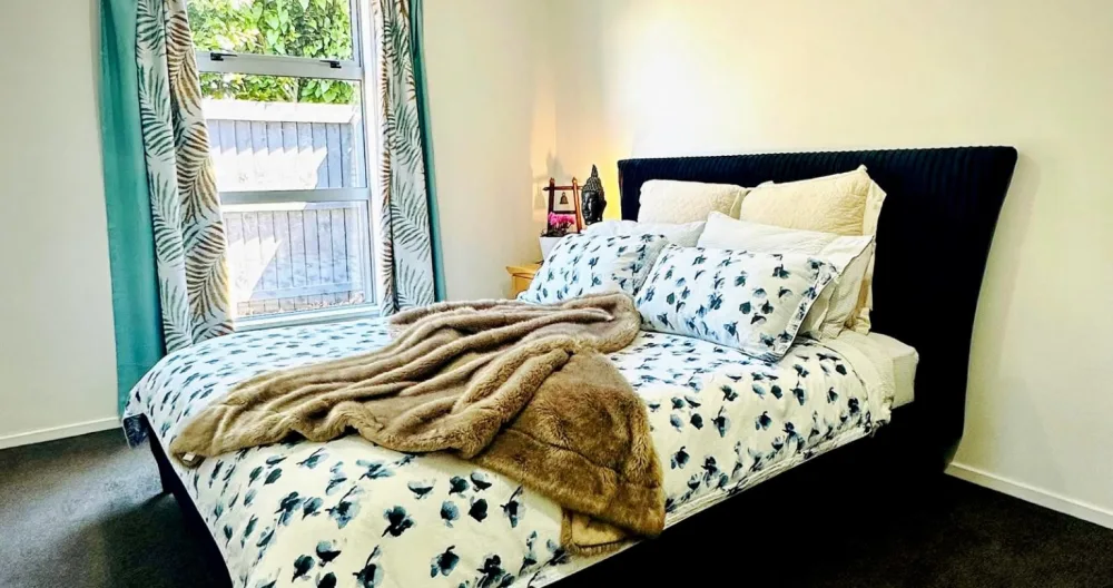 Bretts Inserat auf misterb&b - queen bed with great mattress, large wardrobe.