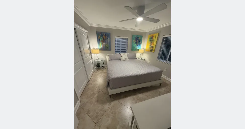 Private room - clothing optional - 2 blocks to Wilton Drive - Picture 2
