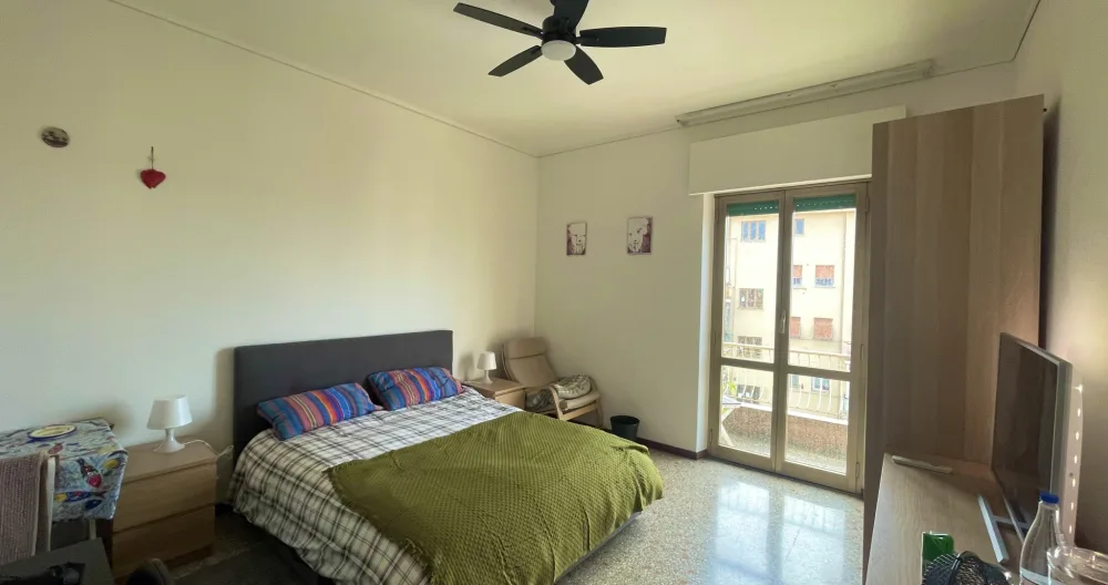 Anúncio de Gonzalo em misterb&b - Ad ogni lato del letto ci sono prese usb e usb-c, lampadine e comodini.