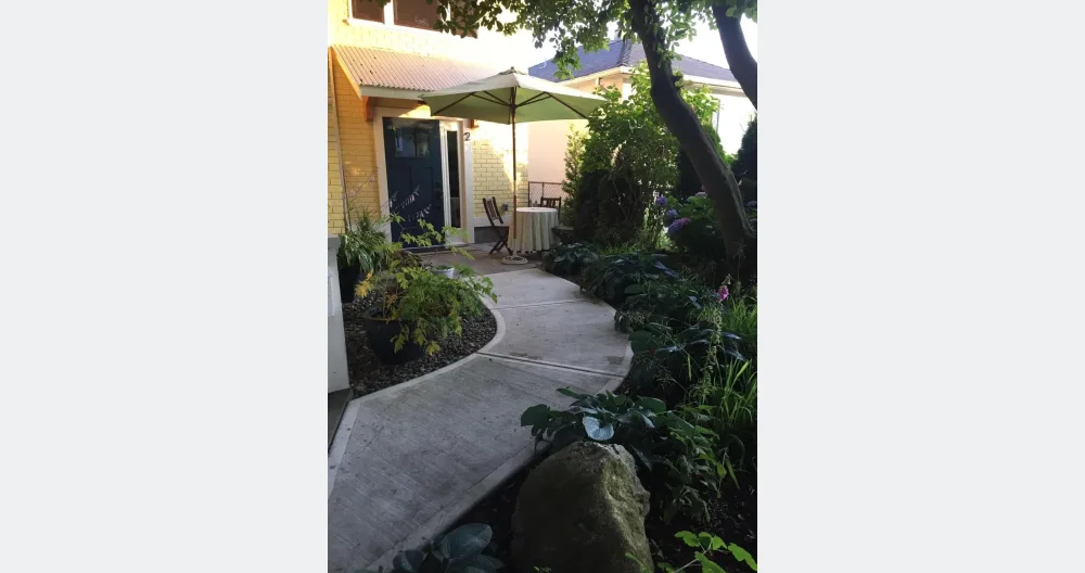 Cozy beautiful 2 bedroom garden suite with patio in Vancouver - Picture 6