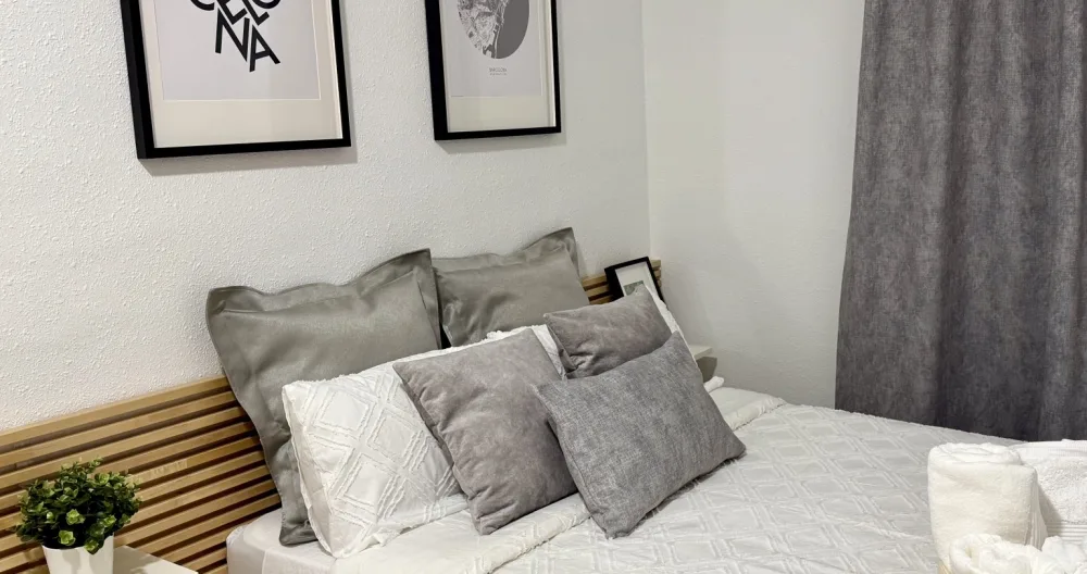 Fel y beto's listing on misterb&b - Vuestra habitación con cama de 135 cm, con colchon y almohadas viscoelasticas de alata comodidad.
