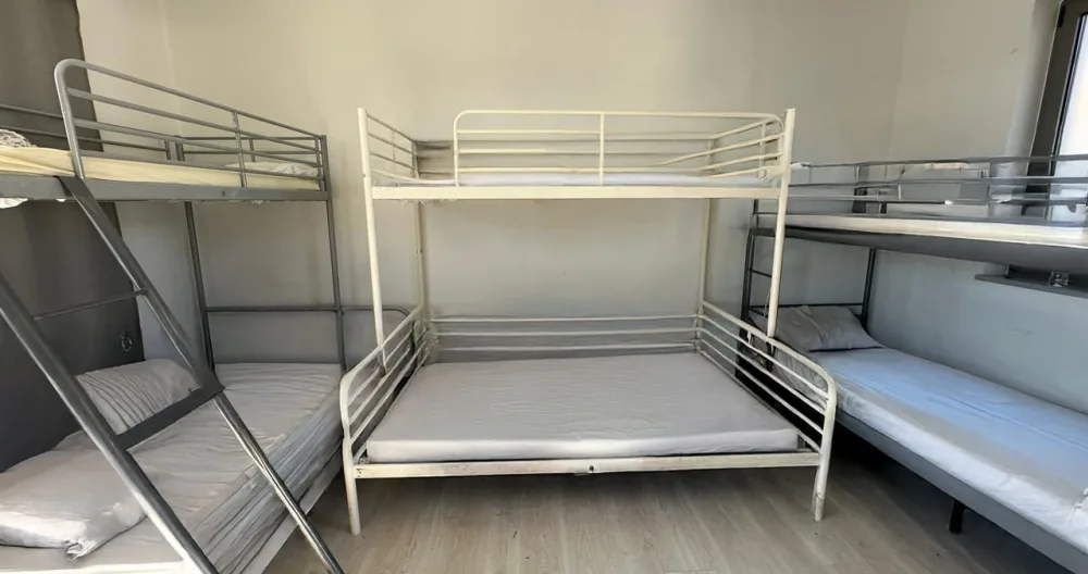 Anúncio de Huajuan em misterb&b - The room 1, with knocked separate wardrobes, two double beds and 4 single beds. Big double layered glass windows make the room with full of natural lights in the daytime, and offer a warm atmosphere in winter as cool atmosphere in summer. 