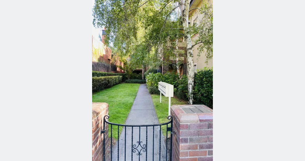 Art Deco apartment with a “homely” feel. Walking distance to St Kilda. - Picture 2