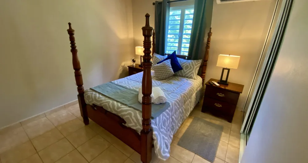 Chris & Wils Inserat auf misterb&b - Bedroom #1 - 100 sq ft.  This room offers a full bed,  an individual ac unit, 32 inch TV, closet and drawers.  This room shares a hall bathroom with other guests.  