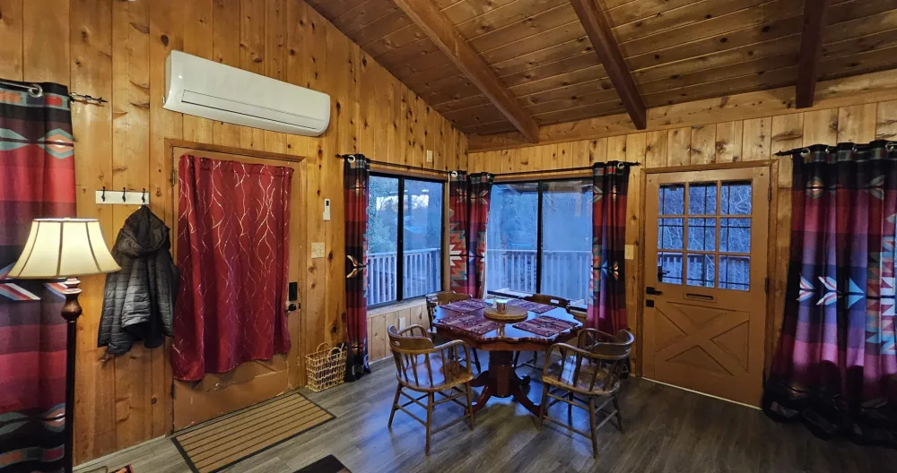 Lawrence's listing on misterb&b - The dining area.