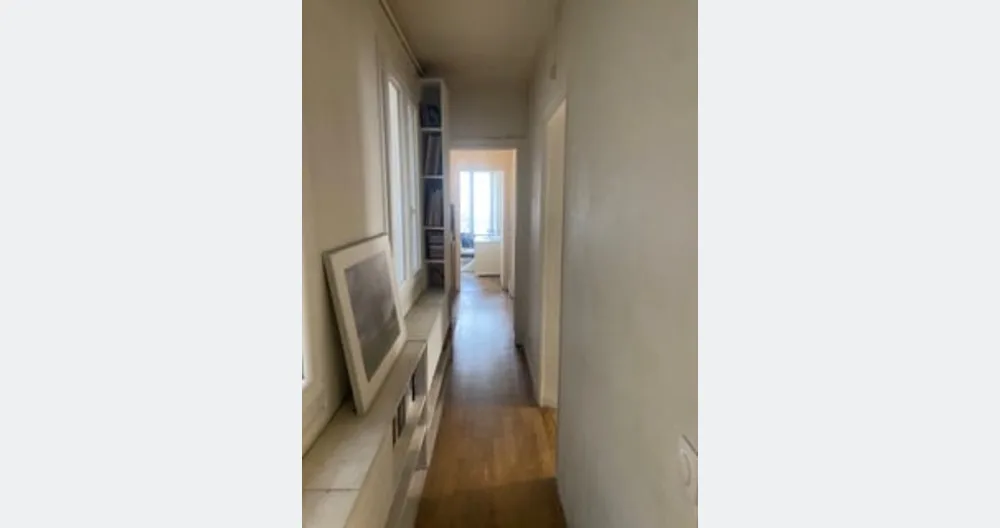 Large 70 m2 apartment in the 10th arrondissement - Picture 2
