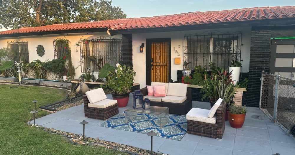 Jesus's listing on misterb&b - Main sitting area outdoor front