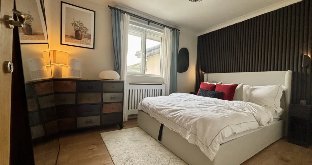 Ari's listing on misterb&b - Your King-sized bedroom