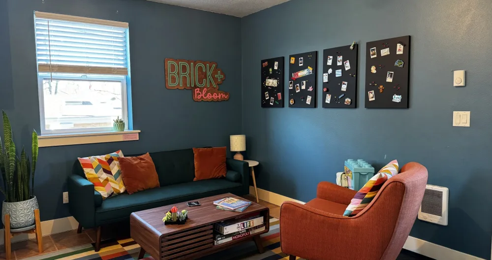 Chriss Inserat auf misterb&b - Living Room - build your own Lego creation, ******** a photo of it with our instant camera, and post it to the bulletin boards!
