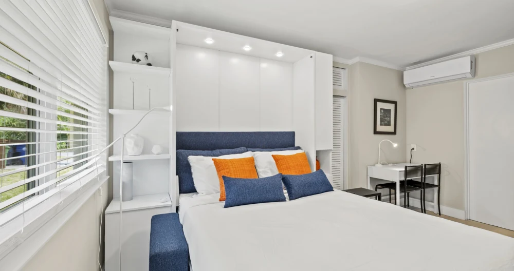L'annuncio di Natalia su misterb&b - Comfy bed for two. This is a Murphy that conveniently tucks away to make space while you're hanging out during the day. Then you can pull it out at night to go to sleep. Super easy to use. 