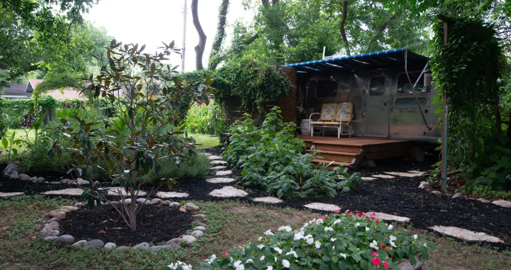 Adriennes Inserat auf misterb&b - Enjoy an urban garden oasis from your porch