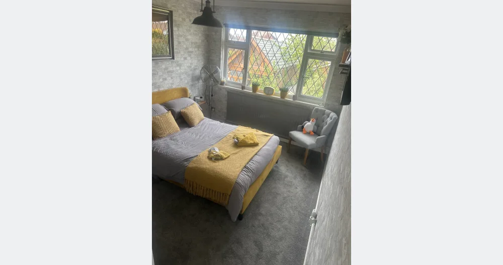 Quarto duplo com casa de banho privativa com duche em casa grande. - Foto 2