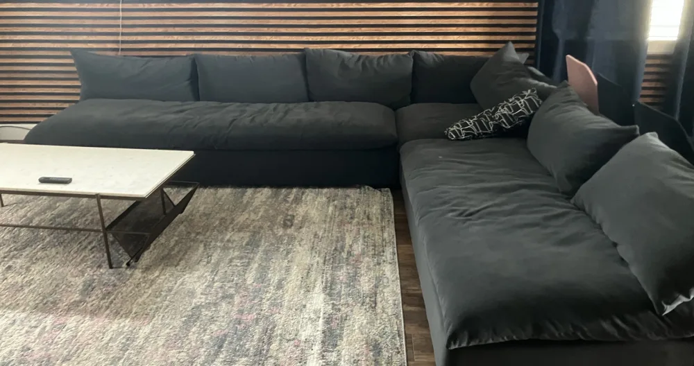 Blakes Inserat auf misterb&b - Huge couch with plenty of room for a group! 
