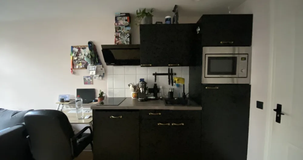 Annonce de George sur misterb&b - Kitchen. Here you have a coffee machine, fridge, oven/microwave, dishwasher 