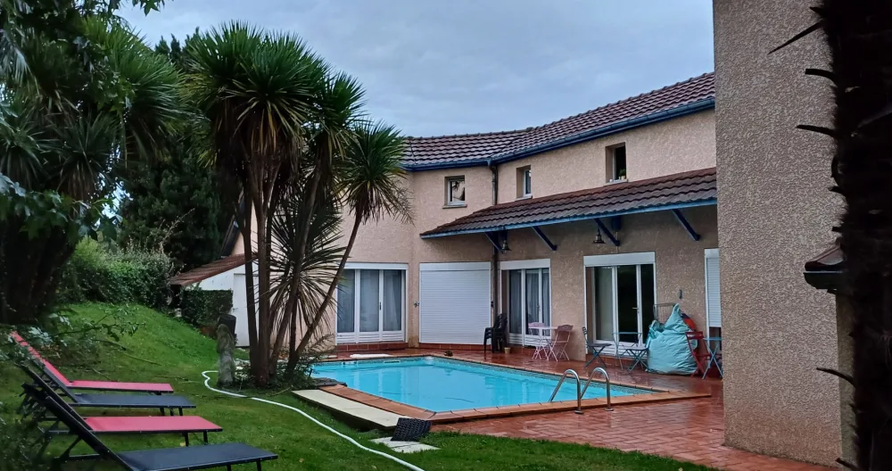 T2 plain-pied duplex dans petite résidence, piscine et jardin. 2 lits. - Photo 2