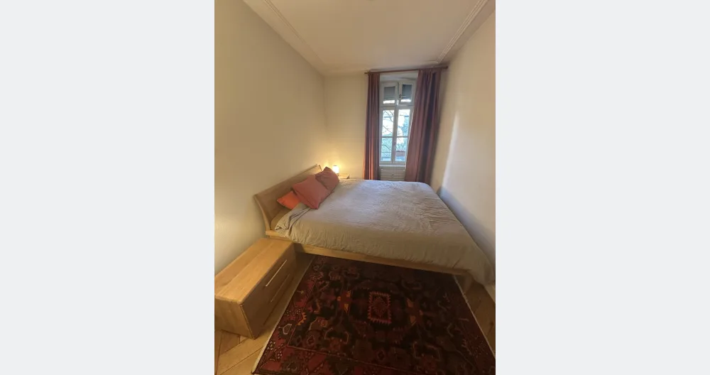 Todds Inserat auf misterb&b - Main bedroom is very private as no one can see in - the neighbouring property (Italian Consulate) has a very high wall at the rear of the garden.  It also has blackout blinds (all rooms except kitchen) so you can sleep when you need to.  