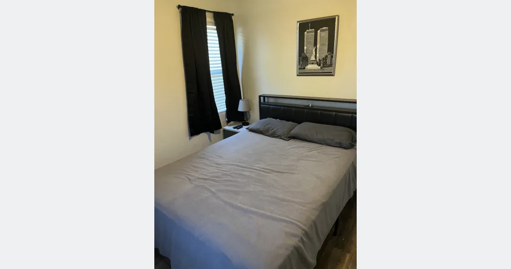 Annonce de Raymond sur misterb&b - Queen size platform bed TV and closet.