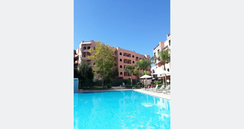 Diskretes Zimmer in einer Wohnanlage mit Pool für Ihren Aufenthalt. - Foto 1