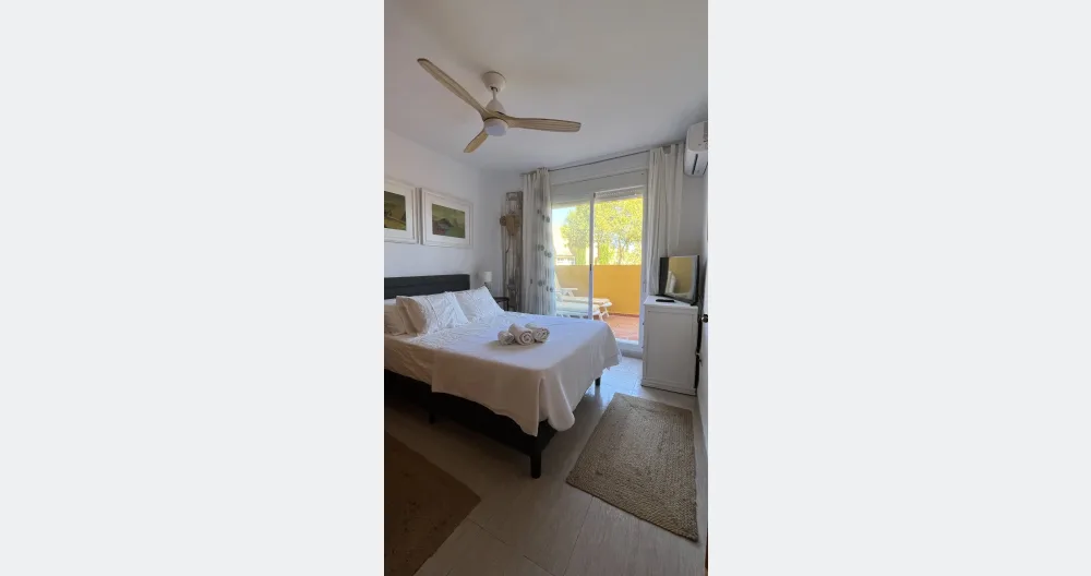 L'annuncio di Arturo su misterb&b - Habitación con cama de matrimonio con ventilador, aire acondicionado frío/calor, televisión, wifi, colchón 32 cms de látex. Acceso directo a la terraza. Vistas despejadas.