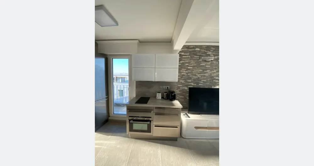 Apartment on the edge of the carré d'or and 150m from the beach - sea view - Picture 2